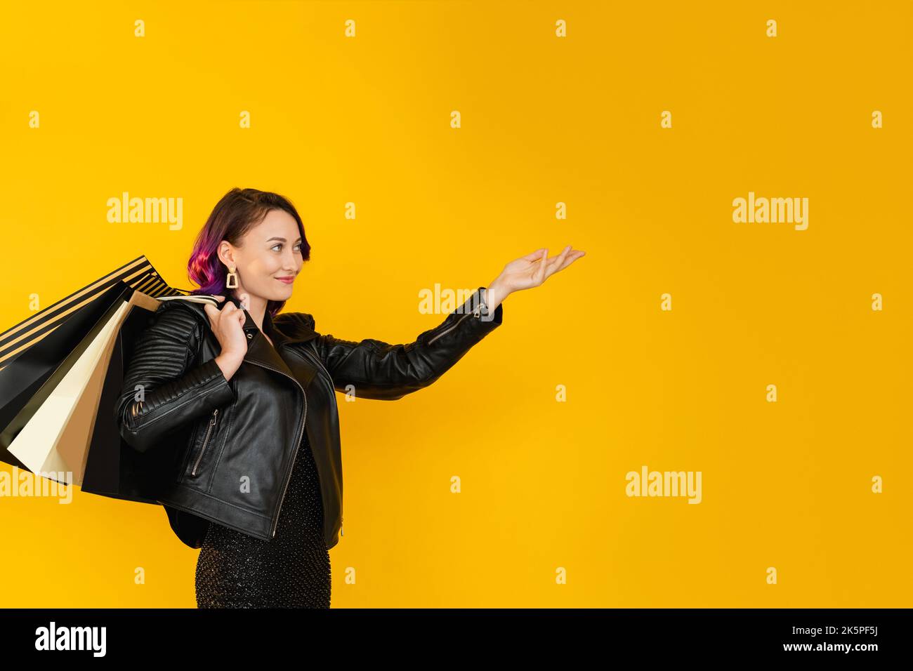 allez faire du shopping femme invitée à la vente à chaud le vendredi noir Banque D'Images