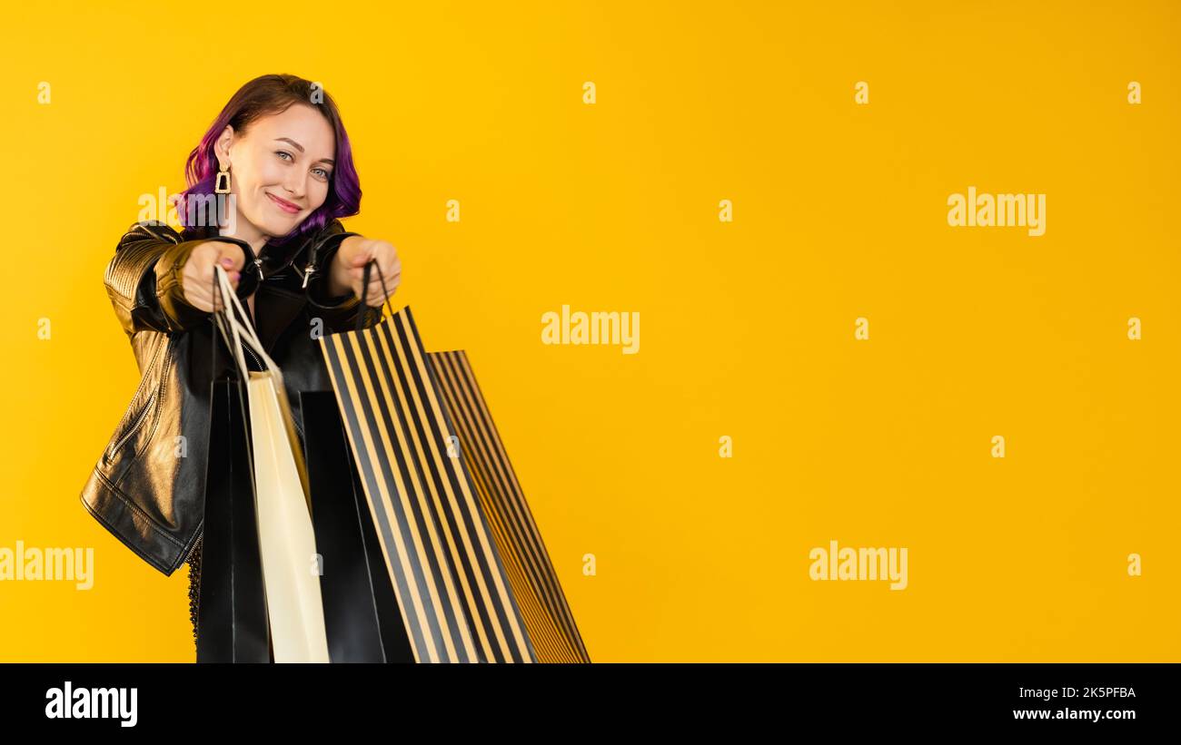 allez faire du shopping bonne femme chic chaud soldes noir Banque D'Images