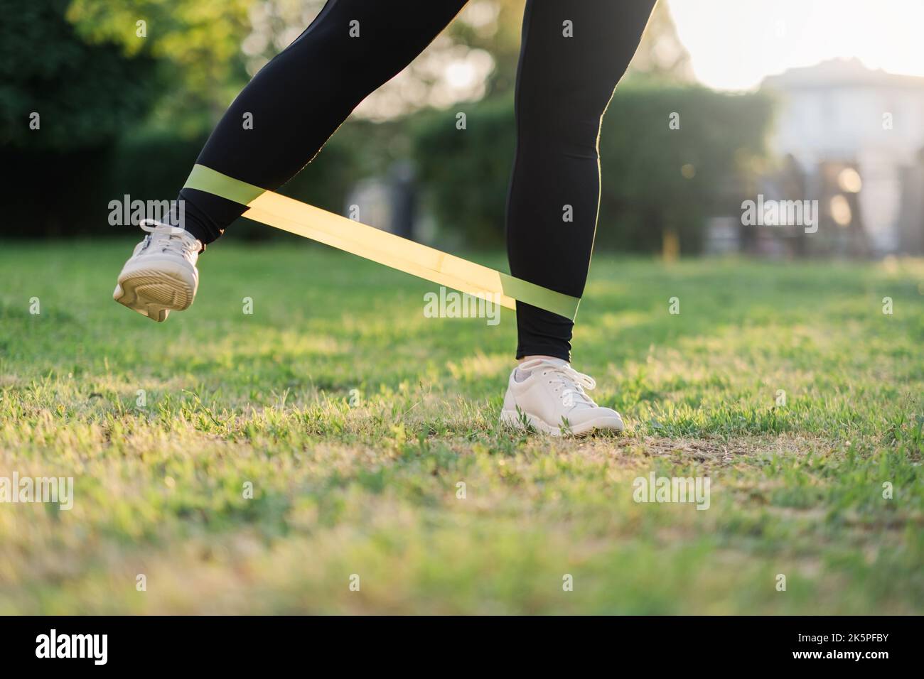 fitness à l'extérieur matin exercice jambes séance d'entraînement Banque D'Images