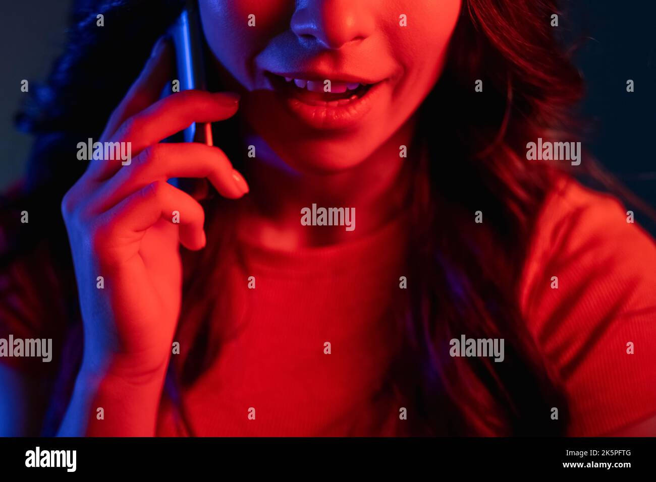 téléphone parler communication en ligne femme néon lumière Banque D'Images