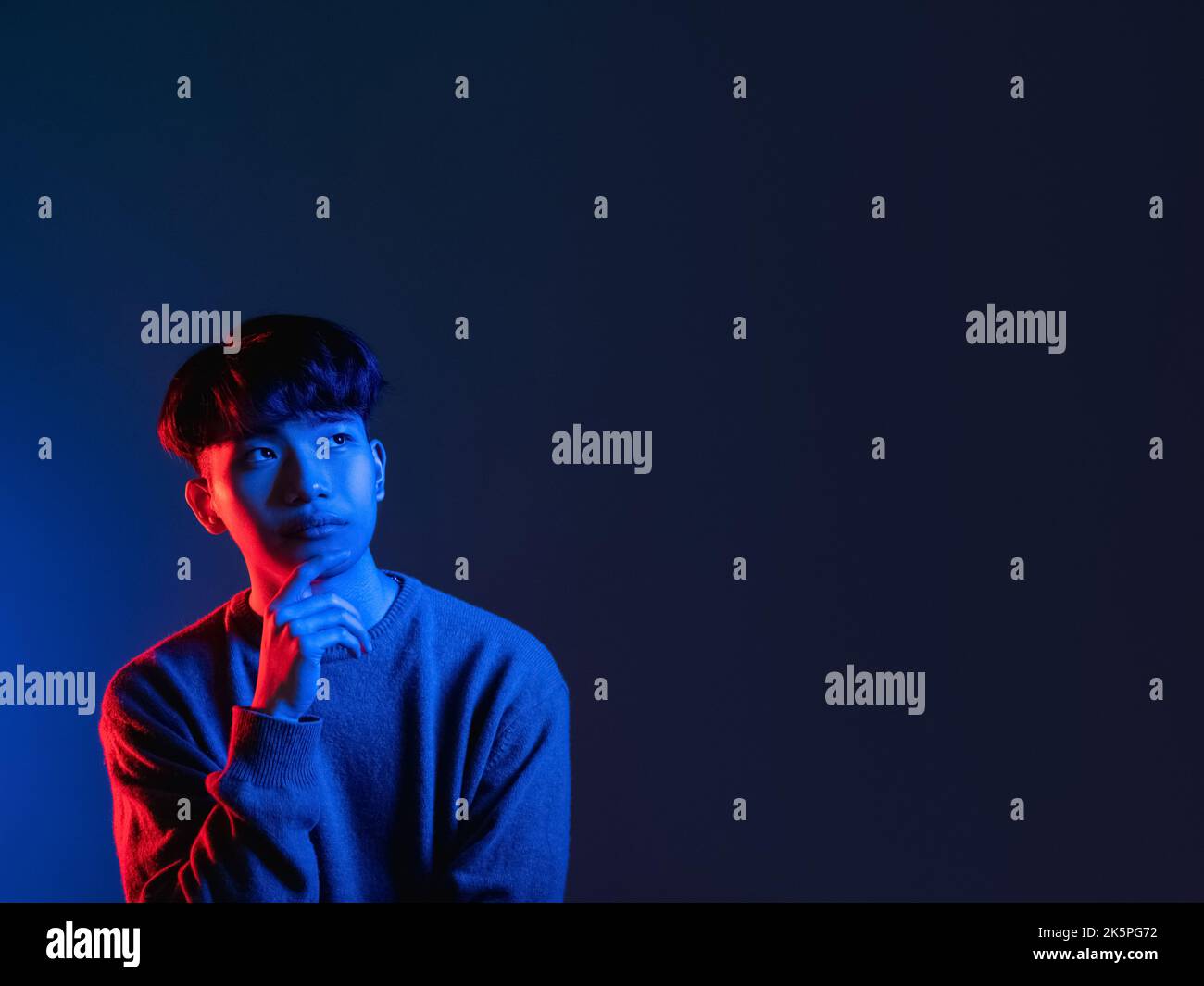 homme pensif néon lumière gens bleu publicité Banque D'Images