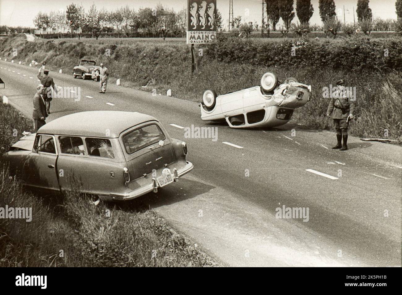 Un accident de voiture étrange qui a impliqué une voiture américaine à Seriate (Bergame, Italie) le 1956 mai Banque D'Images