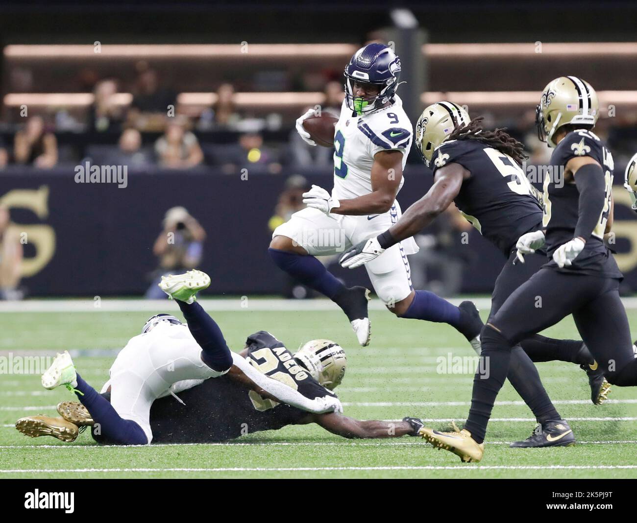 La Nouvelle-Orléans, États-Unis. 09th octobre 2022. Les Seahawks de Seattle qui reviennent Kenneth Walker III (9) s'élancer dans les airs tandis que le linebacker Demario Davis (56) des Saints de la Nouvelle-Orléans ferme sur lui lors d'un concours de la Ligue nationale de football au Caesars Superdome de la Nouvelle-Orléans, en Louisiane, dimanche, 9 octobre 2022. (Photo de Peter G. Forest/Sipa USA) crédit: SIPA USA/Alay Live News Banque D'Images