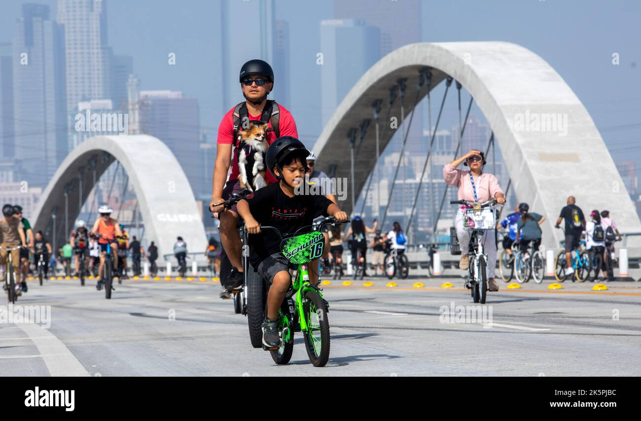 Los Angeles, Californie, États-Unis. 9th octobre 2022. Les cyclistes traversent le pont 6th Street Bridge au cœur de L'événement LA CicLavia. CicLavia ferme les rues à la circulation automobile et les ouvre pour les gens à marcher, skate, vélo, jouer, et explorer différentes parties du comté de Los Angeles. (Credit image: © Jill Connelly/ZUMA Press Wire) Credit: ZUMA Press, Inc./Alamy Live News Banque D'Images