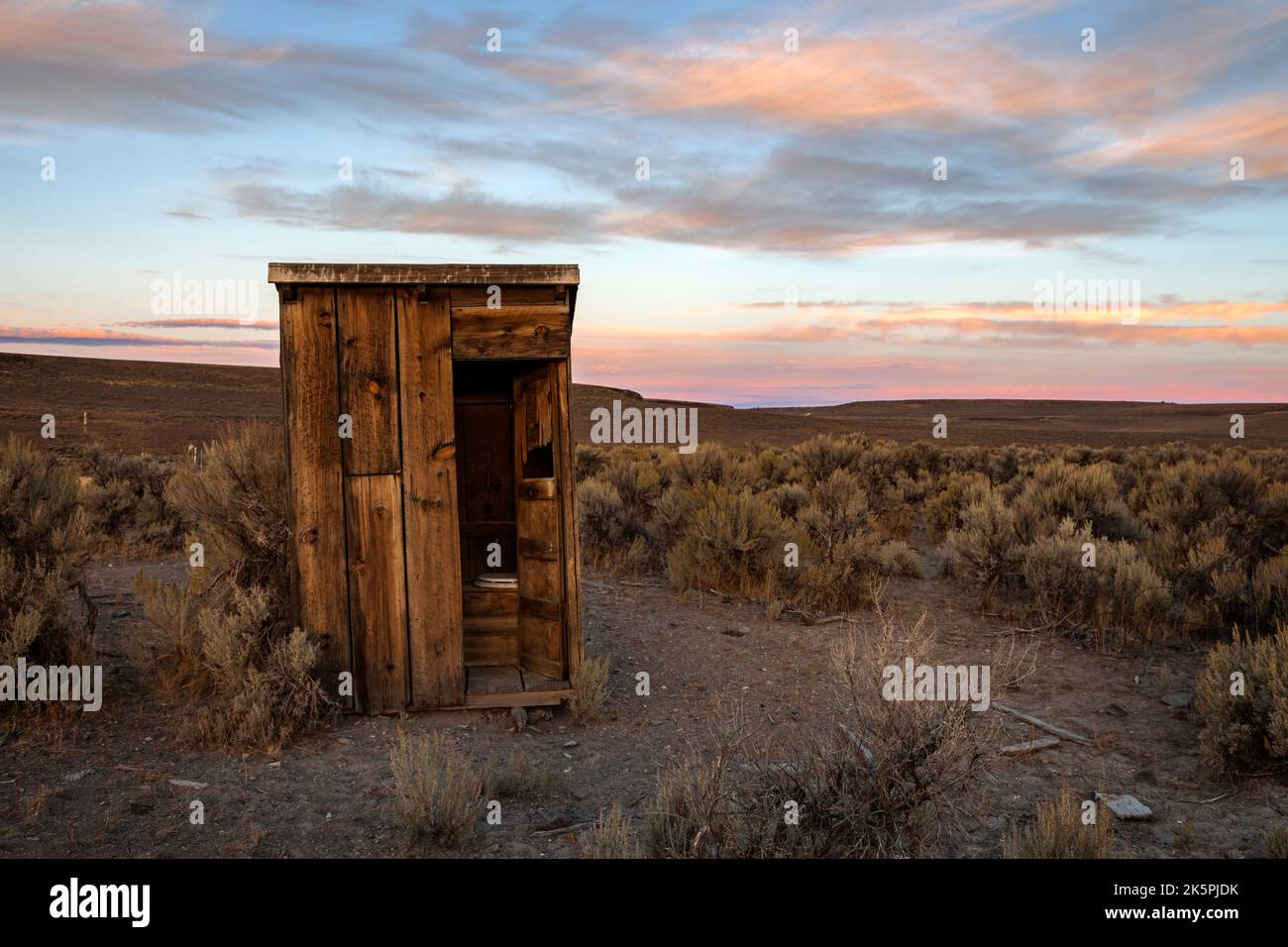 Un extérieur se trouve dans le sagebrush au Bitner Ranch, dans le nord-ouest du Nevada. Banque D'Images
