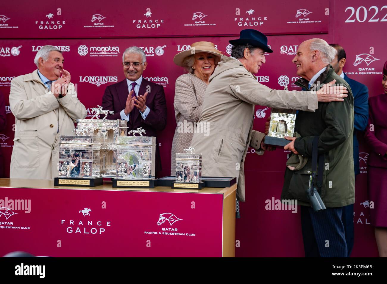 Scènes de l'hippodrome ParisLongchamp après qu'Alpinista remporte le prix Qatar de l'Arc de Triomphe 2022 Banque D'Images