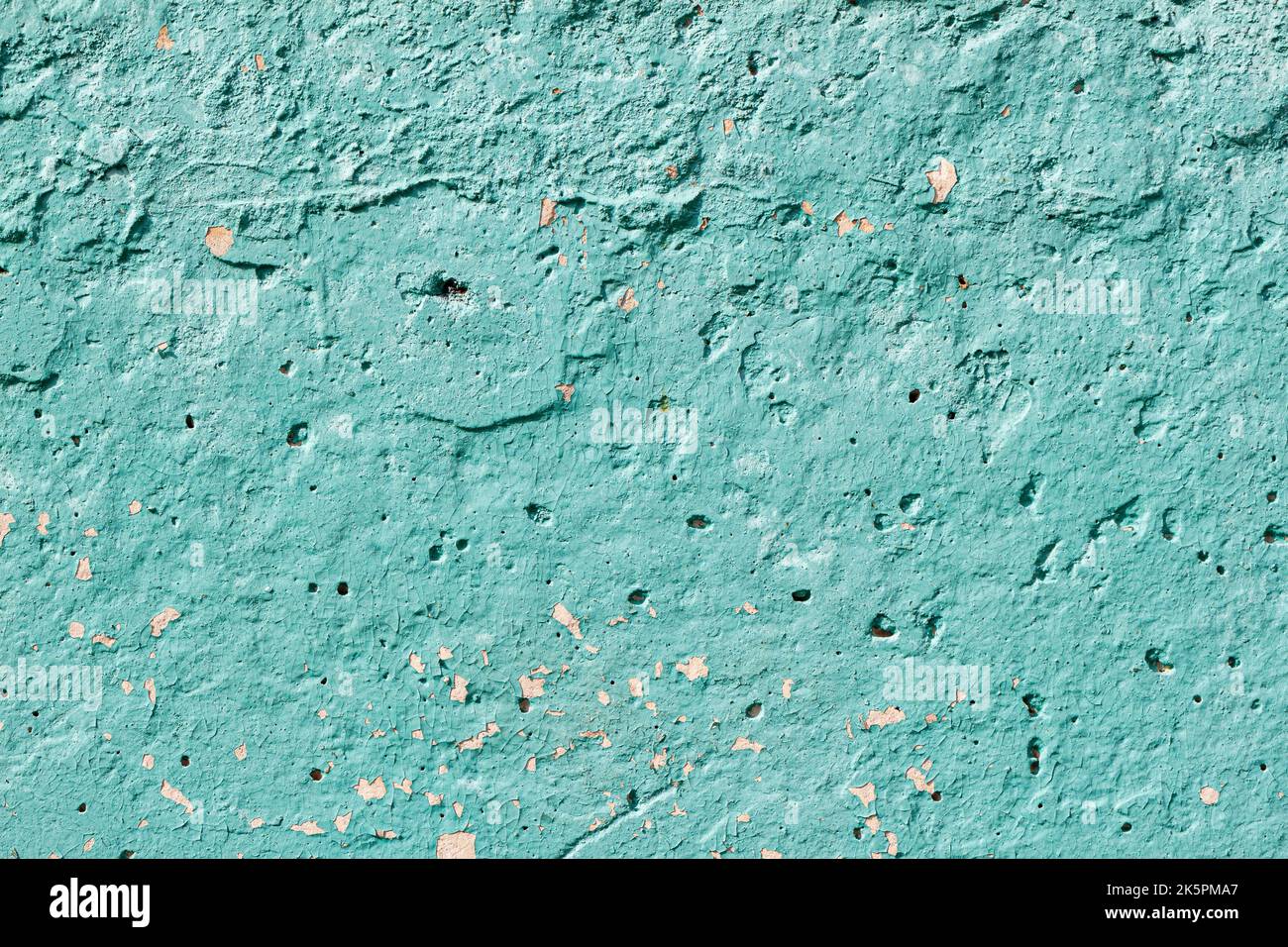 Ancien mur en plâtre peint fissuré. Arrière-plan abstrait vert pastel Banque D'Images