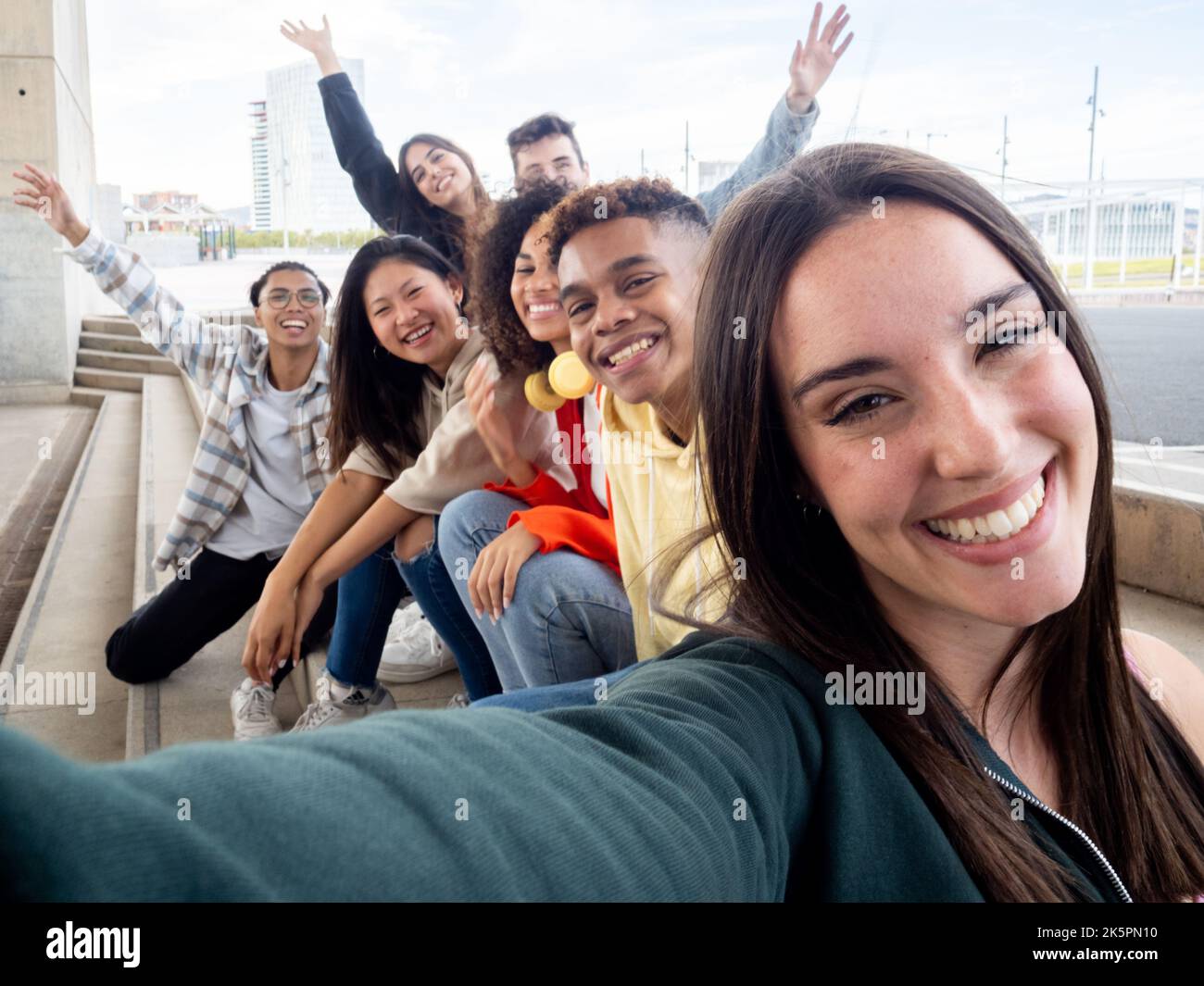 Groupe de divers amis du millénaire ayant un bon moment. Perspective selfie Banque D'Images