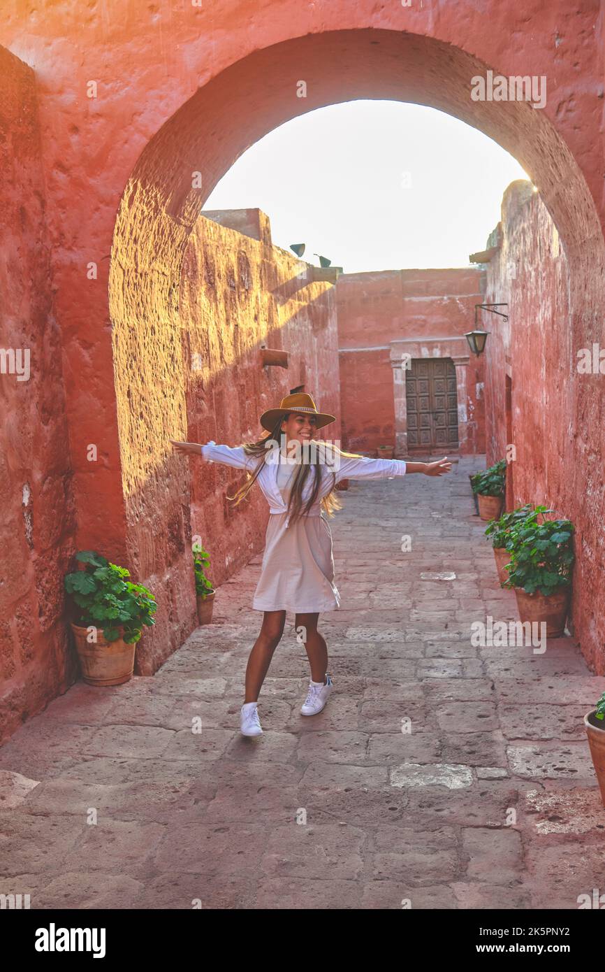 Jeunes touristes dansant au monastère de Santa Catalina, Convento de Santa Catalina, Arequipa, Pérou. Amérique du Sud Banque D'Images