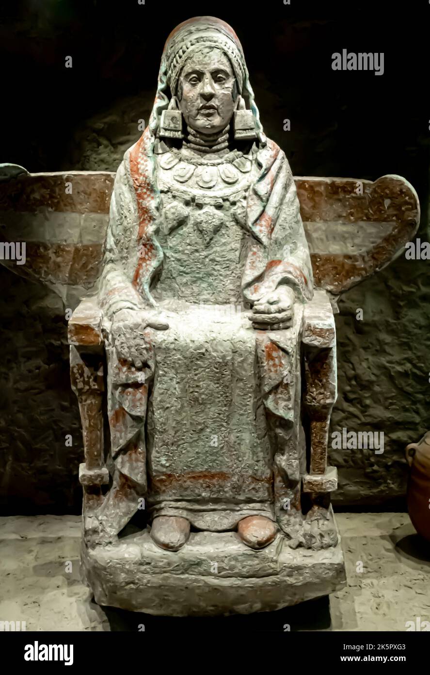 Dame à Baza. 350 C.-B. Sculpture et marchandises de grave 155 à Baza Basti, Baza, Grenade, Espagne. Sculpture de la femme Baza sur le trône utilisée comme cinéraire Banque D'Images