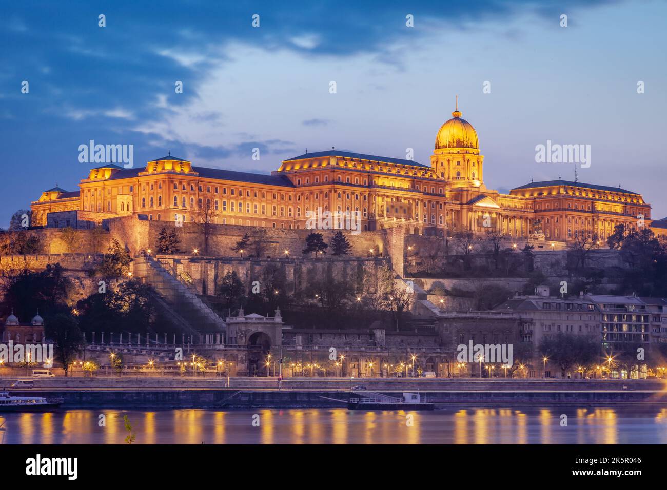 Vue sur le Danube du château de Buda dans une soirée spectaculaire, Budapest, Hongrie Banque D'Images