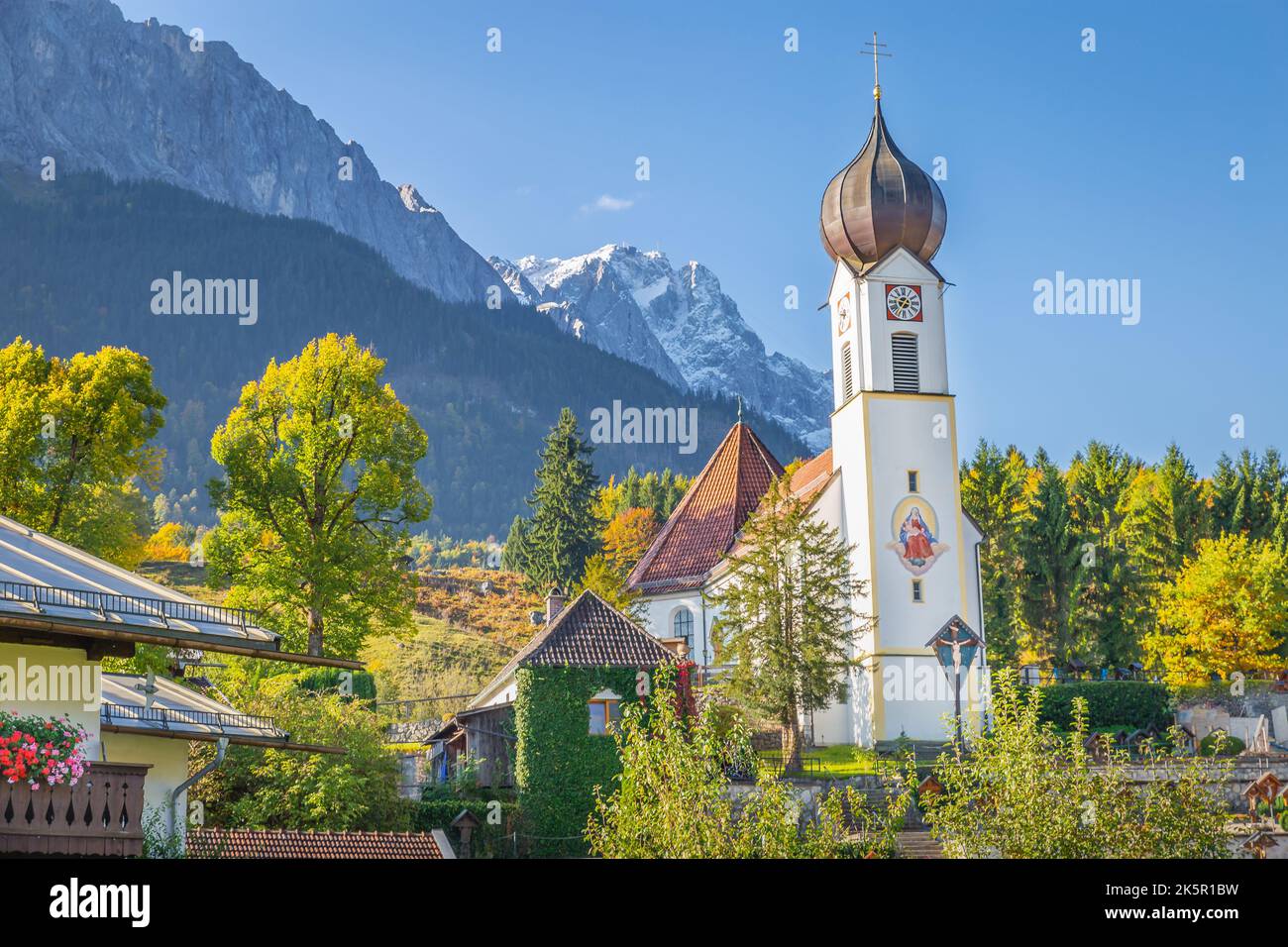Eglise St Johannes, Wetterstein, Waxenstein et Zugspitze au lever du soleil, Grainau Banque D'Images