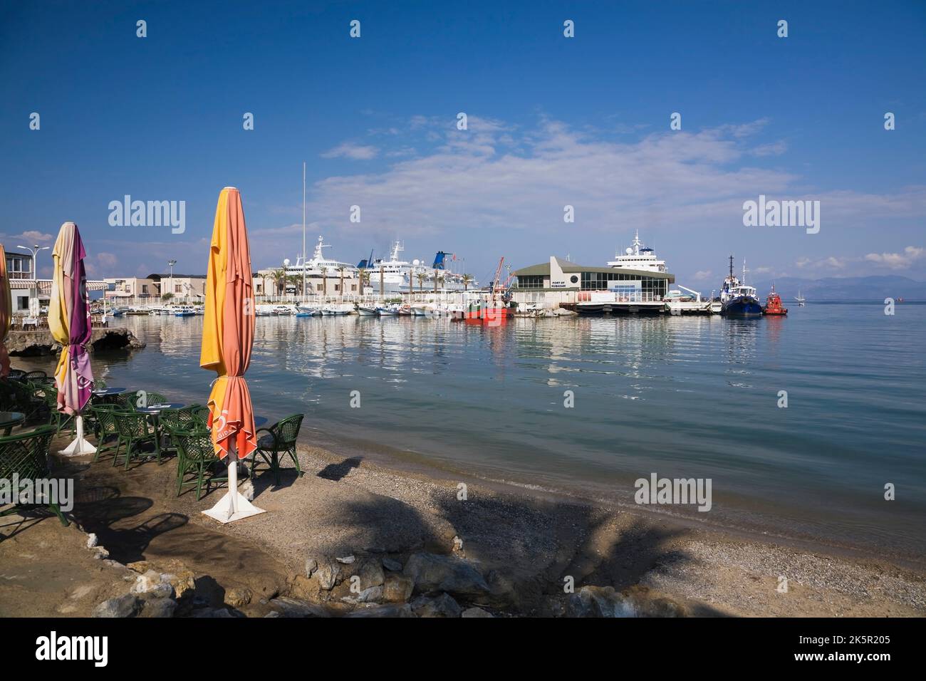 Bateaux de pêche et bateaux de croisière de luxe ancrés dans le port de Kusadasi, Turquie. Banque D'Images