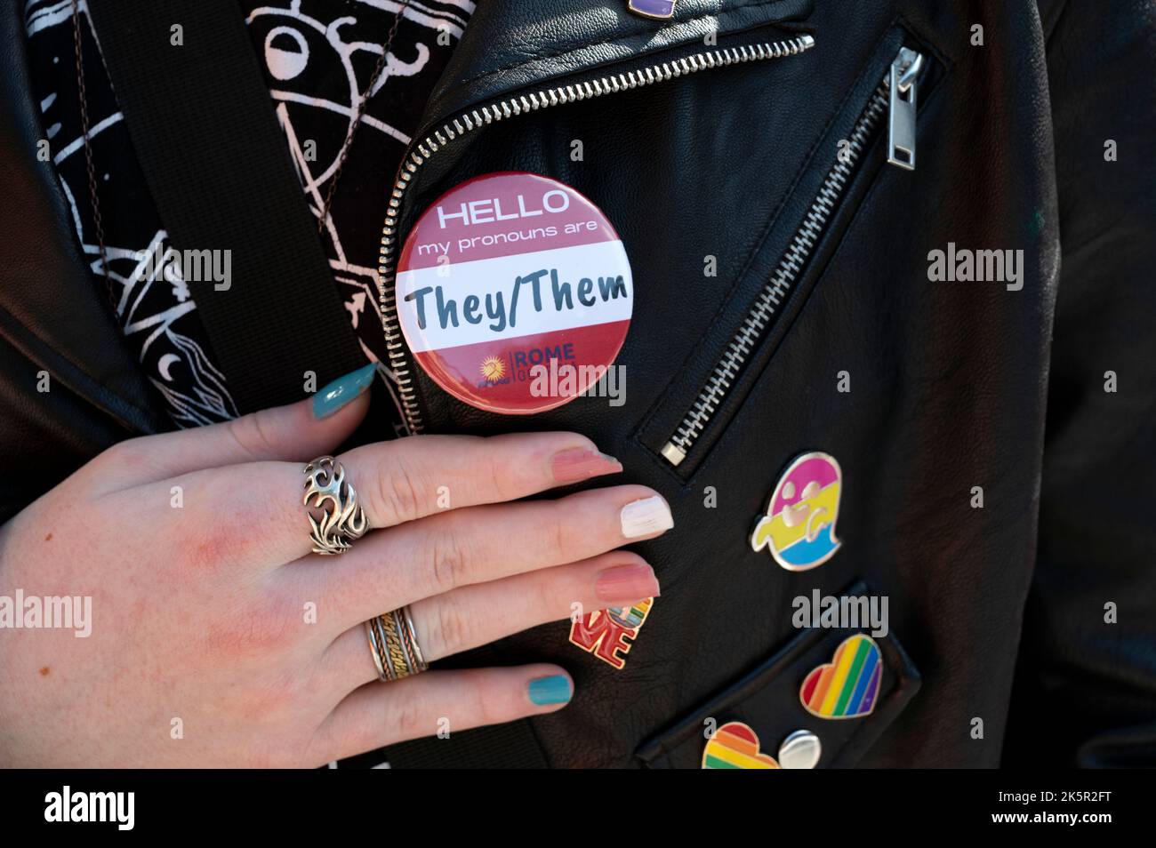 Atlanta, Géorgie, États-Unis. 9th octobre 2022. Des milliers de personnes de la communauté LGBTQ d'Atlanta ont coincé le quartier de Midtown de la ville pour le défilé de fierté de 3 heures, après une hiatus de deux ans à cause de COVID-19. Sur la photo : une personne transgenre, non binaire, fait un sport avec une épingle à leur sujet, proclamant leur pronoms. (Image de crédit : © Robin Rayne/ZUMA Press Wire) Banque D'Images