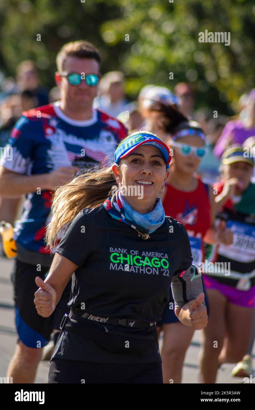 Chicago, Illinois, États-Unis. 9th octobre 2022. Lors d'une belle journée d'automne ensoleillée, plus de 40 000 participants de 100 pays ont participé au Marathon de Chicago de la Banque d'Amérique 2022. Le parcours de 26,2 miles s'est enroulé dans la ville de Windy. Benson Kipruto et Ruth Chepngetich, toutes deux originaires du Kenya, ont remporté les divisions hommes et femmes. Kipruto termine en 2:04:24 et Chepngetich termine à 2:14:18, juste en deçà du record du monde. Emily Sisson a battu le record des femmes américaines avec un temps de 2:18:29. (Credit image: © Karen I. Hirsch/ZUMA Press Wire) Credit: ZUMA Press, Inc./Alamy Live News Banque D'Images