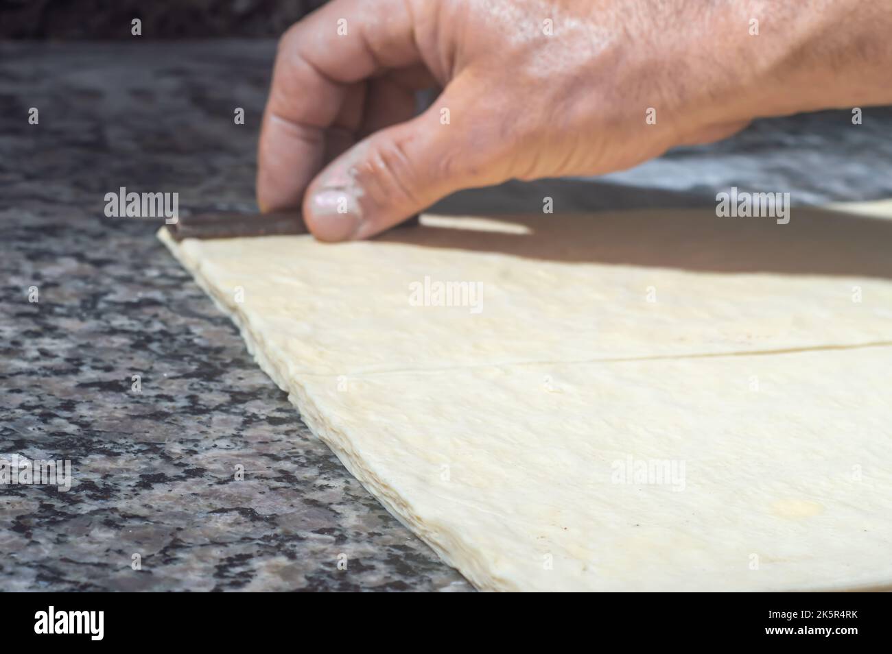 Baker faisant de la douleur au chocolat avant d'aller au four, concept de boulangerie avec l'espace coppy. Banque D'Images