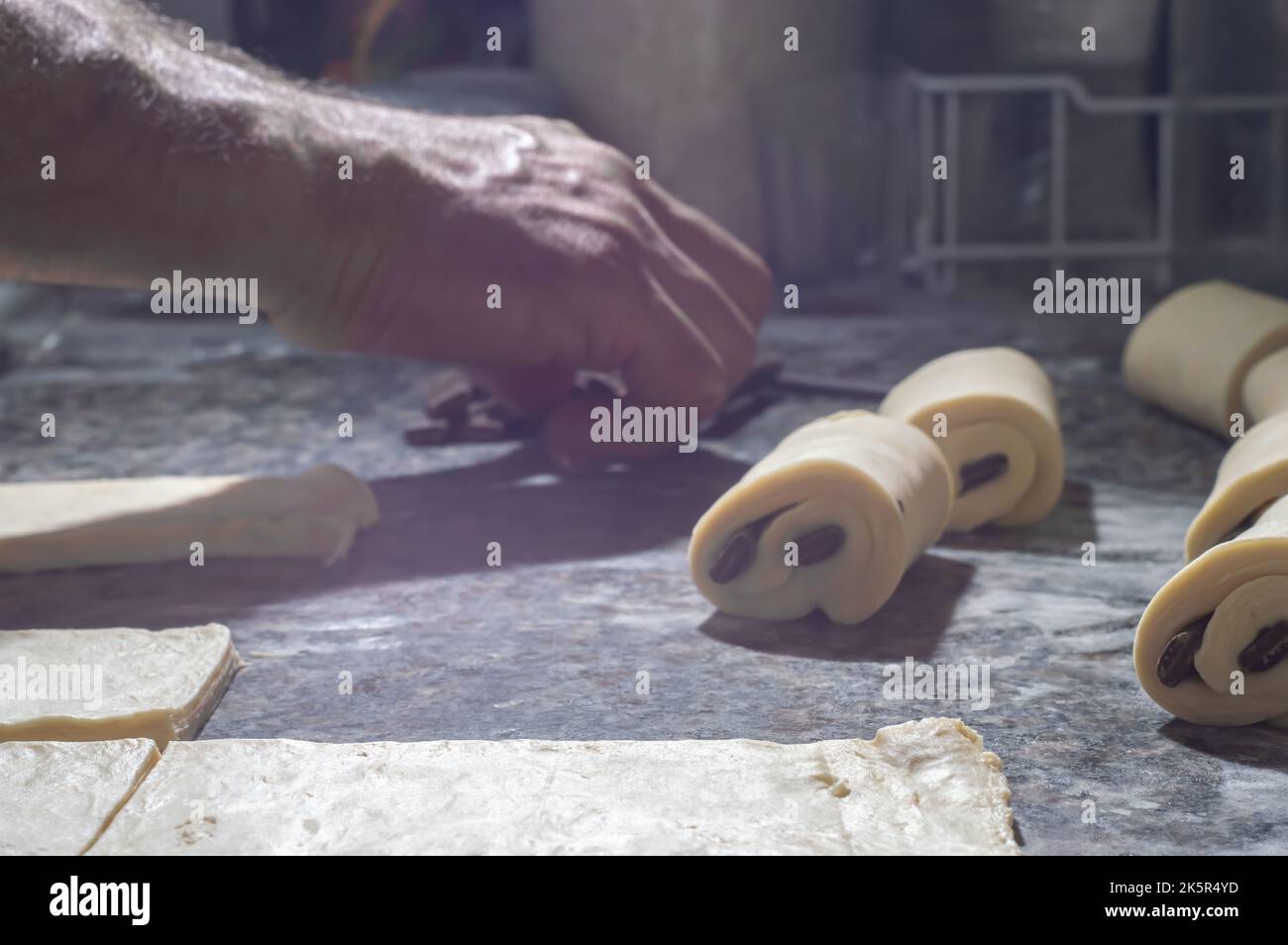 Baker faisant de la douleur au chocolat avant d'aller au four, concept de boulangerie avec l'espace coppy. Banque D'Images