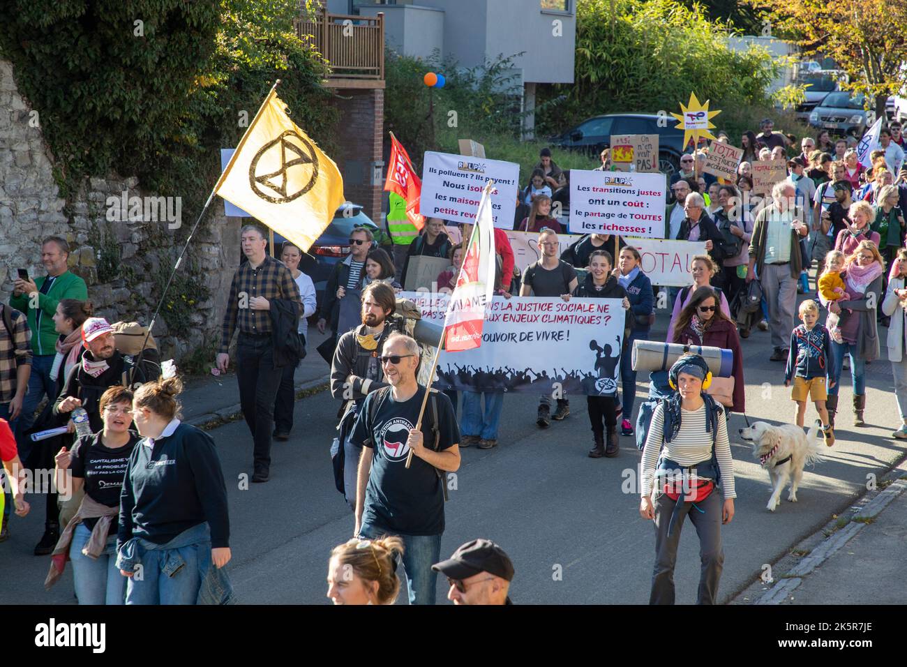 L'illustration montre une marche de protestation à Ecaussines, pour soutenir le blocus à grande échelle 'Code Red' d'une infrastructure pétrolière de TotalEnergies, organisé par la coalition 'Code Rood', à Feluy - Seneffe, dimanche 09 octobre 2022. Cette nouvelle coalition invite tout le monde à y participer. Avec une désobéissance civile massive, Code Rood veut souligner la responsabilité de l'industrie des combustibles fossiles dans la crise climatique et exiger une transition socialement et écologiquement juste BELGA PHOTO NICOLAS MATERLINCK Banque D'Images