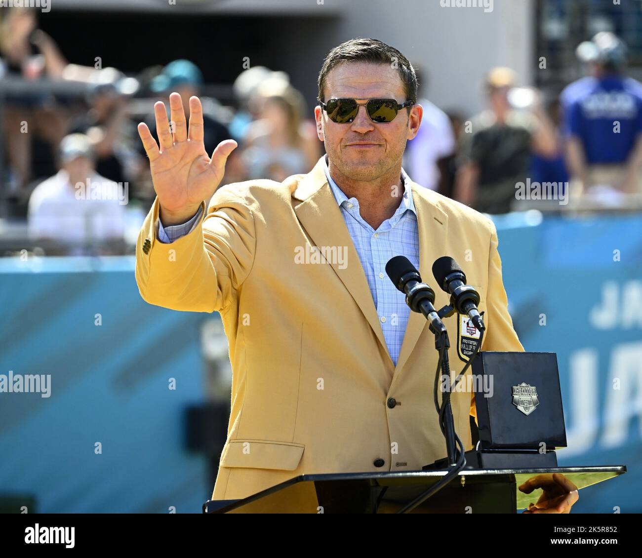 Jacksonville, États-Unis. 09th octobre 2022. Ex Jaguar, Tony Boselli a été honoré par les Jaguars et le Pro football Hall of Fame pendant la mi-temps alors que les Texans prennent les Jaguars au TIAA Bank Field à Jacksonville, Floride, dimanche, 9 octobre 2022. Les Texans ont battu les Jaguars 13-6. Photo de Joe Marino/UPI crédit: UPI/Alay Live News Banque D'Images