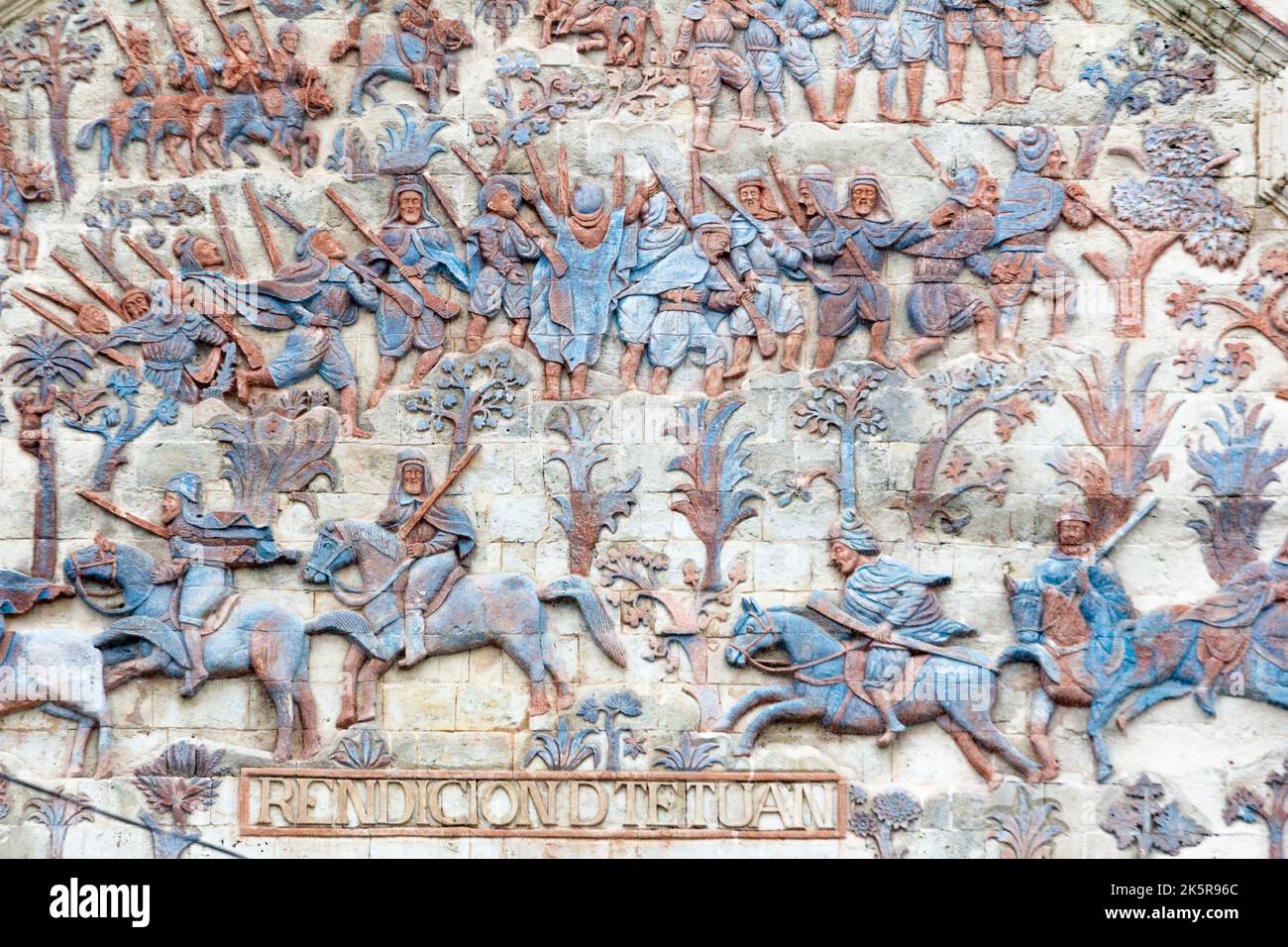 Partie d'un bas relief représentant la bataille de Tetuan à une façade d'église à Iloilo, Philippines Banque D'Images