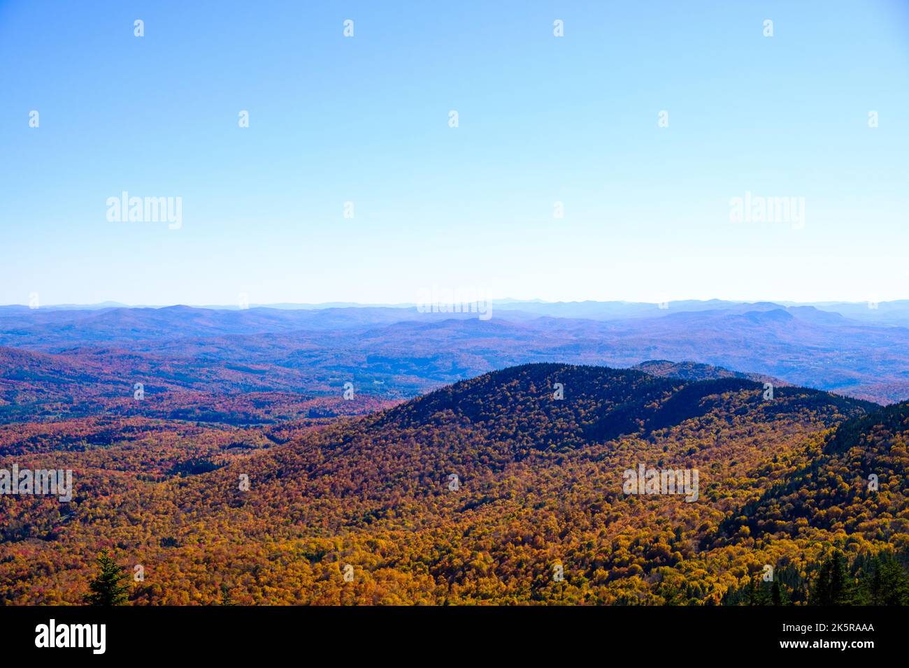Les couleurs vives du feuillage d'automne entourent White Rock Mountain à Middlesex, Vermont, Nouvelle-Angleterre, États-Unis. Banque D'Images