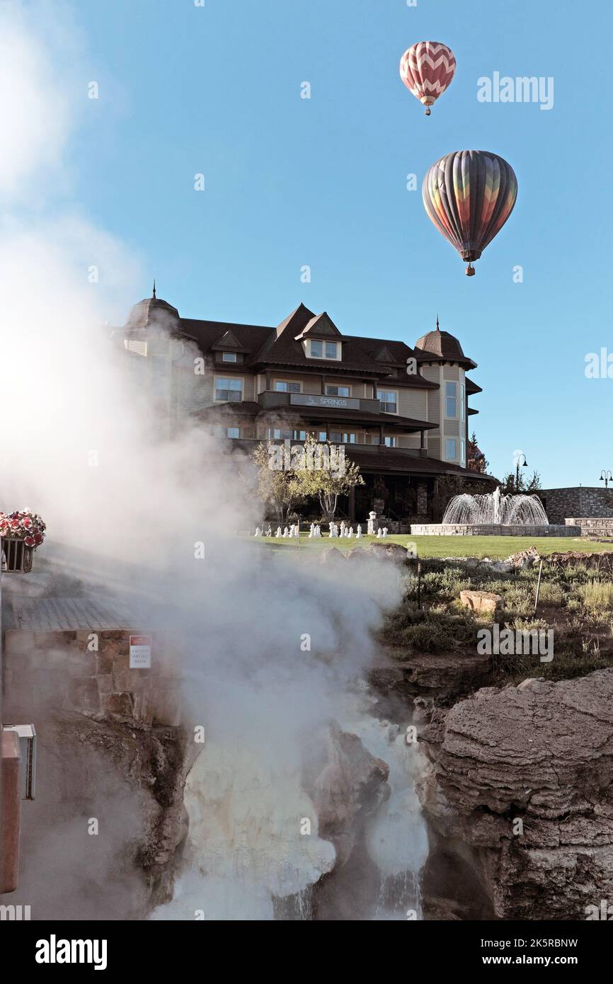 Le gaz des sources thermales géothermiques sur les rives de la rivière San Juan, du Springs Resort et des ballons d'air chaud en vol stationnaire à Pagosa Springs, Colorado. Banque D'Images