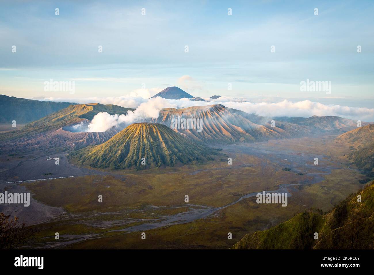 Mont Bromo, moutain et volcan actif fugeant dans le parc national de Tengger Semeru, Java au lever du soleil, Indonésie Banque D'Images