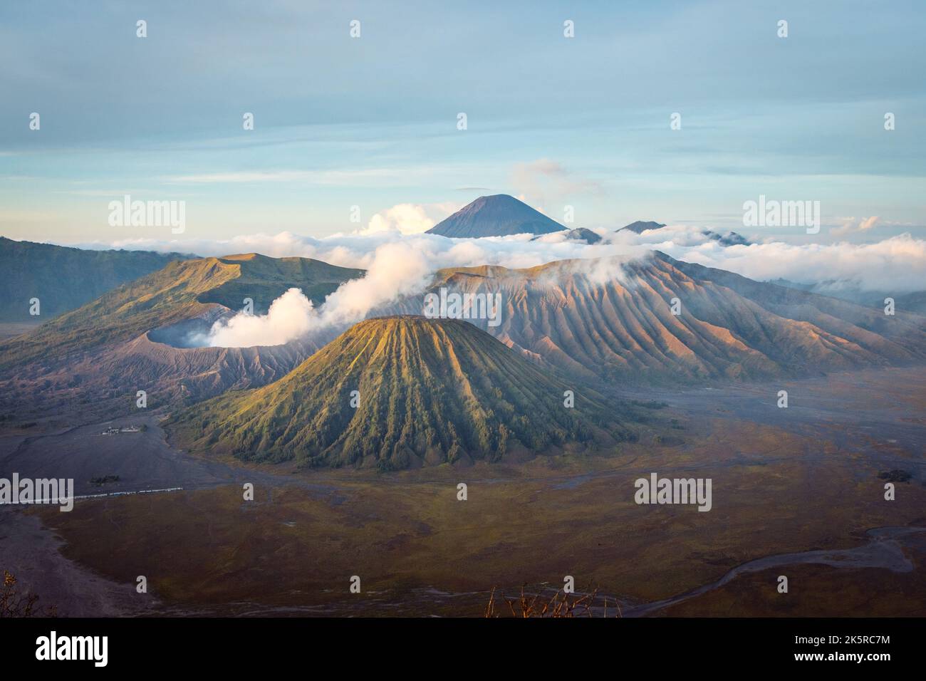 Mont Bromo, moutain et volcan actif fugeant dans le parc national de Tengger Semeru, Java au lever du soleil, Indonésie Banque D'Images