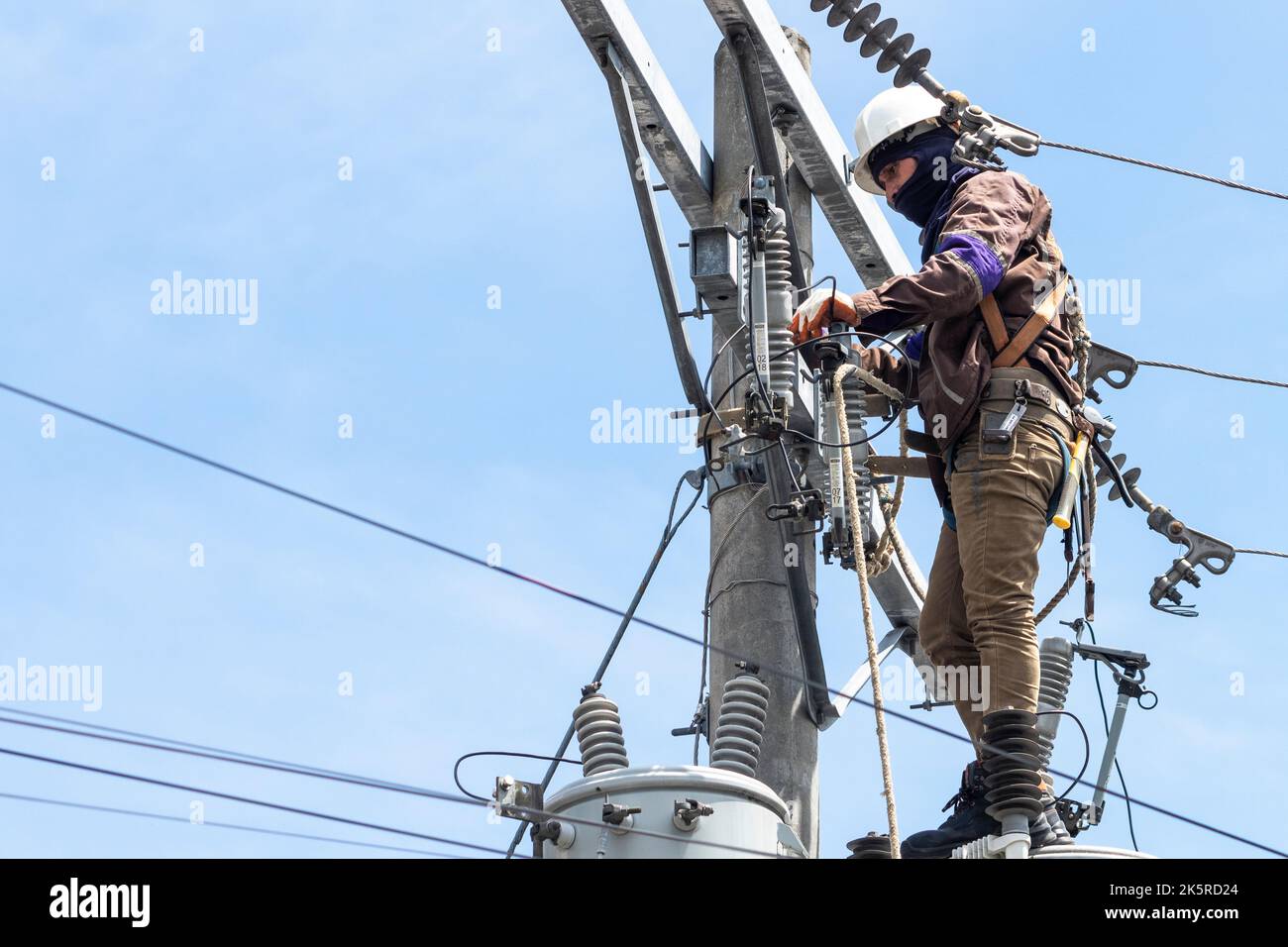 Un lineman d'une compagnie d'électricité travaillant sur un poteau électrique à Cebu City, Philippines Banque D'Images Un lineman d'une compagnie d'électricité travaillant sur un poteau électrique à Cebu City, Philippines Banque D'Images