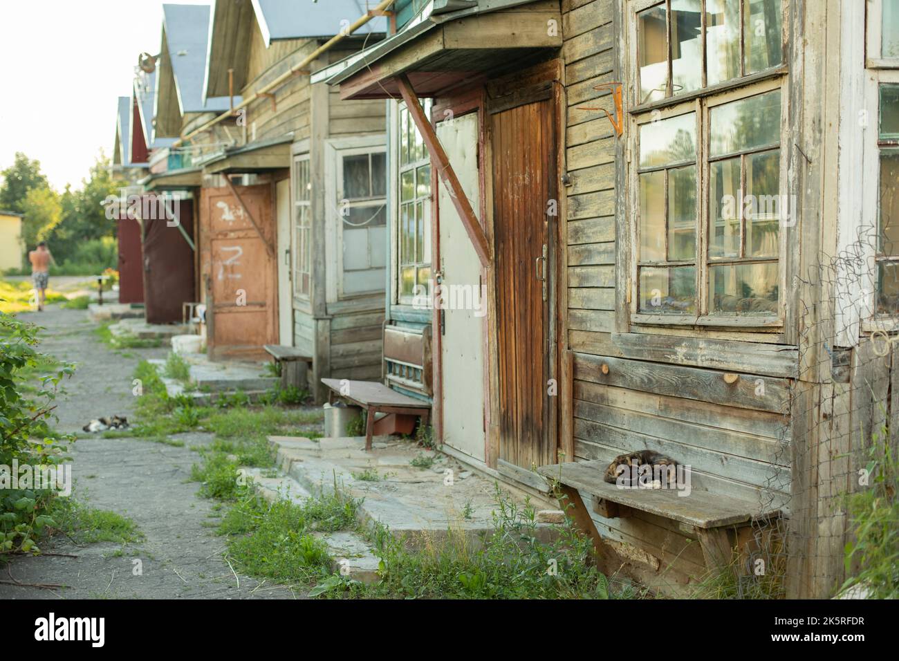 Maisons anciennes en campagne. Casernes dans le ghetto. Logement pour pauvres. Bâtiments délabrés. Mauvais logement en Russie. Banque D'Images