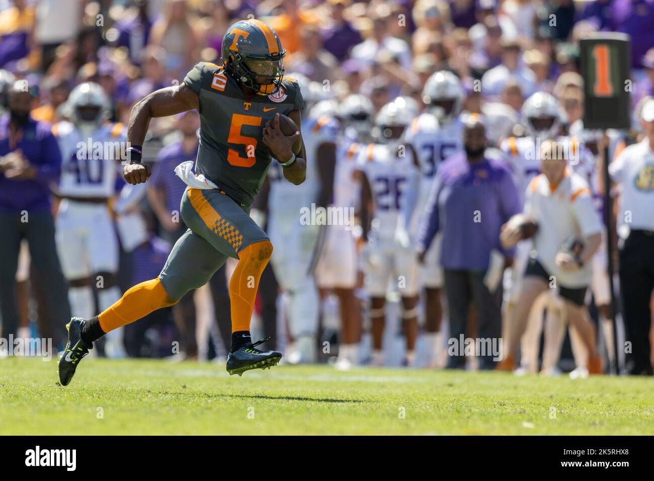 Le quarterback des volontaires du Tennessee Hendon Hooker (5) court pour un grand gain contre la défense des Tigers de la LSU, samedi 8 octobre 2022, à Baton Rouge, Louisia Banque D'Images