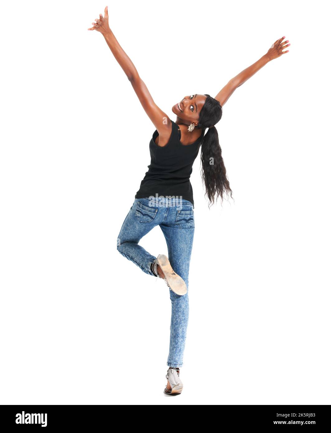 Rempli d'énergie positive et de sentiment grand. Bonne jeune femme posant sur un fond blanc tout en atteignant vers le haut - copyspace. Banque D'Images