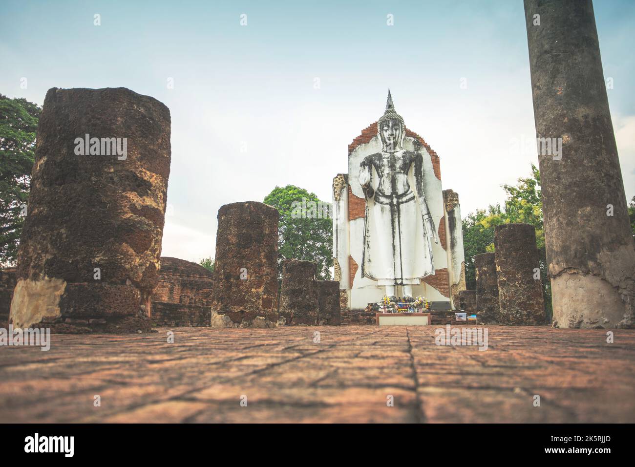 Le grand bouddha Phra Attharot à Wat Viharn Thong dans la province de Phitsanulok, Thaïlande. Banque D'Images