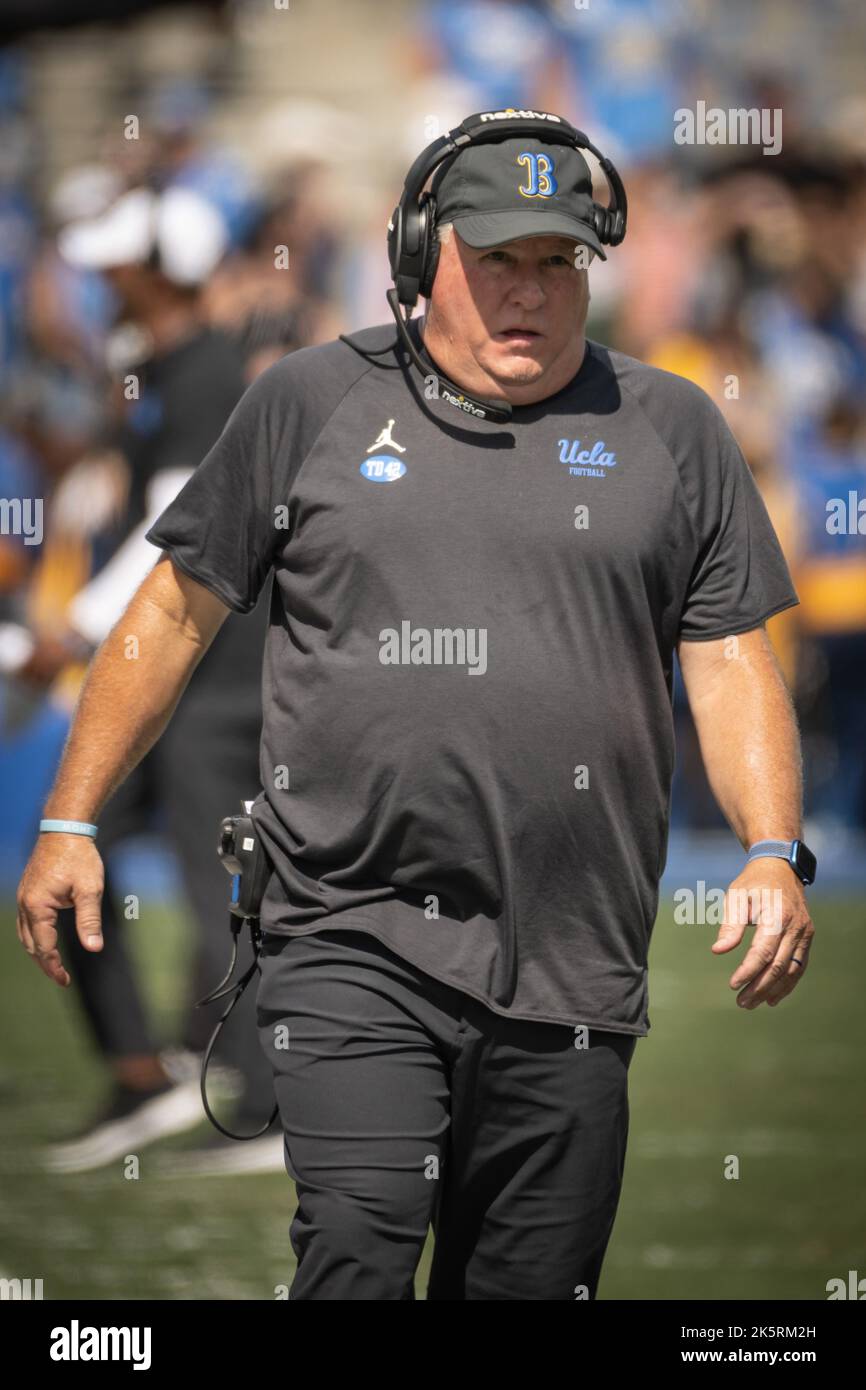 L'entraîneur-chef des Bruins de l'UCLA, Chip Kelly, sur la touche lors d'un match de football universitaire de la NCAA contre les Utes de l'Utah. Les Bruins de l'UCLA ont battu les Utes 42-32 samedi, 8 octobre 2022, à Pasadena, Calif (Ed Ruvalcaba/image of Sport) Banque D'Images