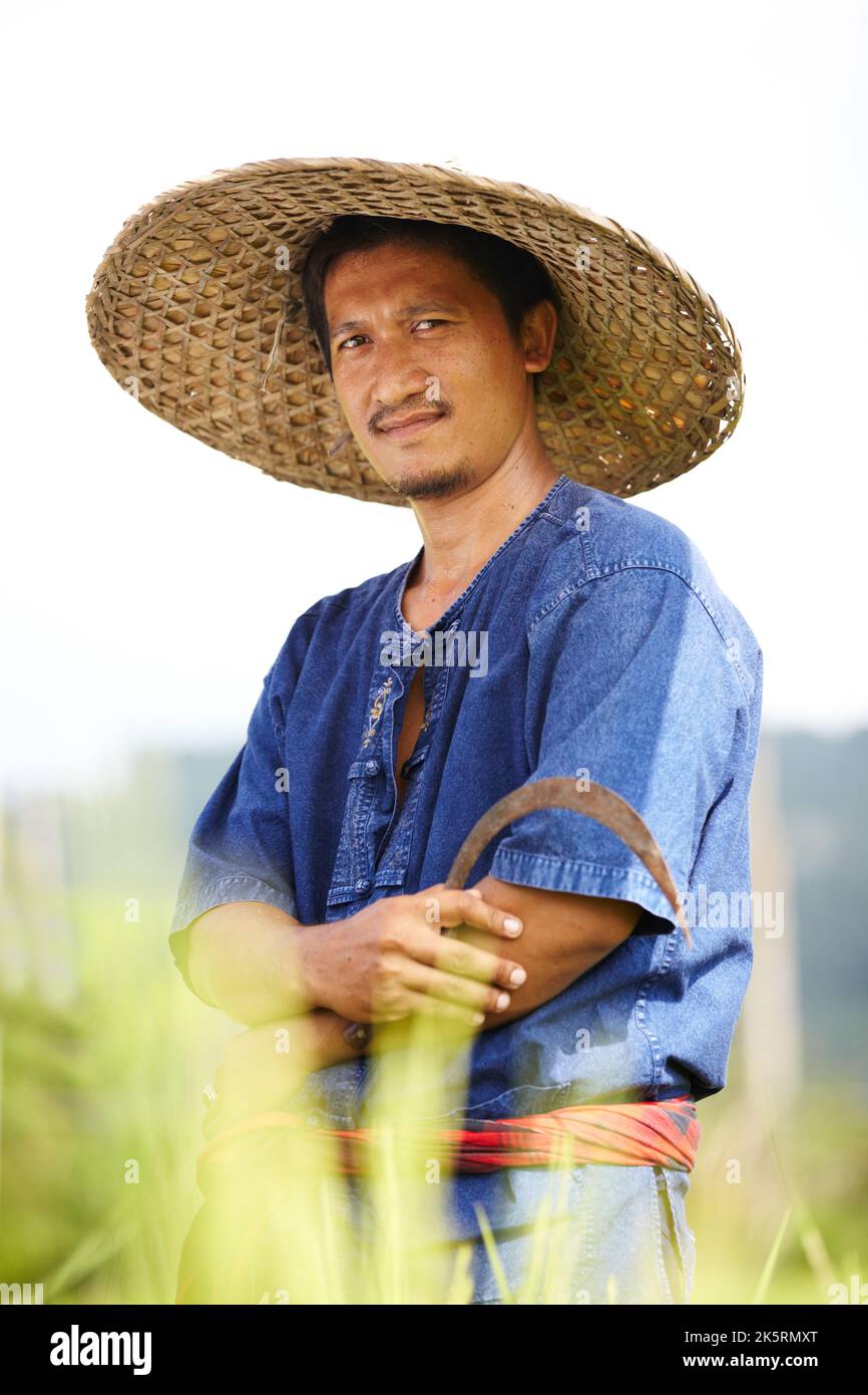 Paysan portant un chapeau de paille traditionnel Banque de photographies et  d'images à haute résolution - Alamy