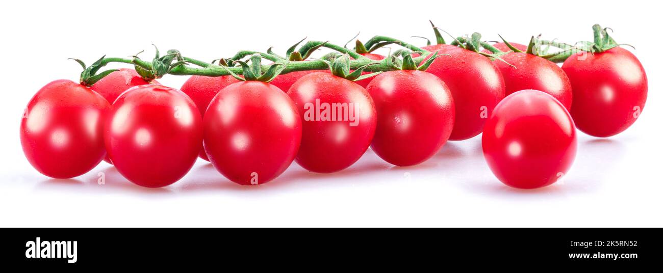 Bouquet de cerises de tomates rouges isolées sur fond blanc. Banque D'Images