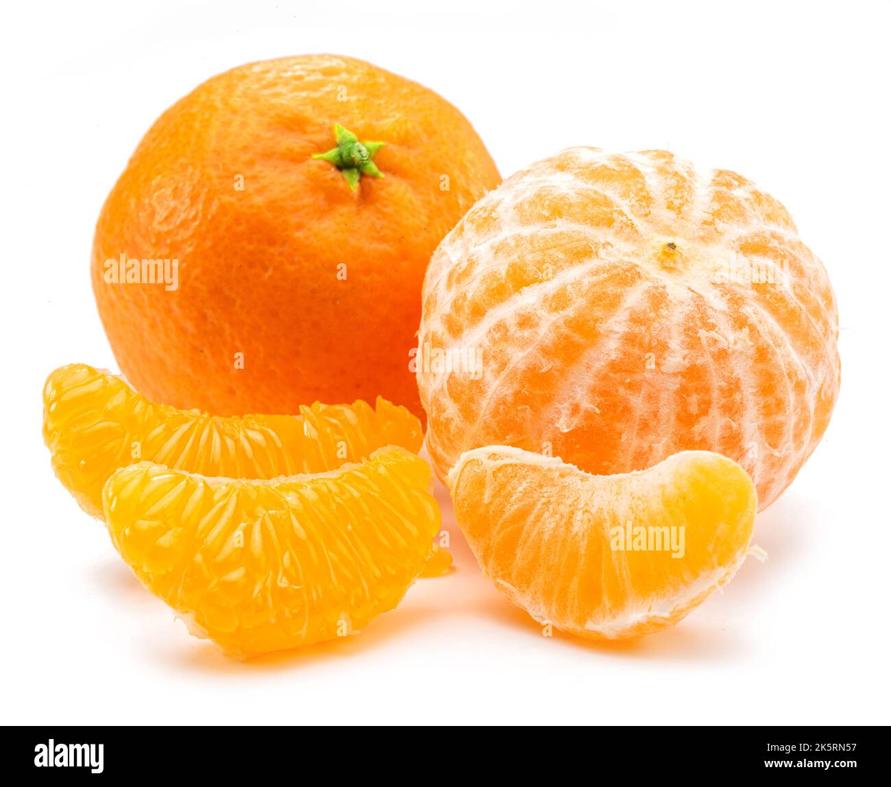 Fruits de mandarine mûrs avec et tranches de mandarine sur fond blanc. Banque D'Images