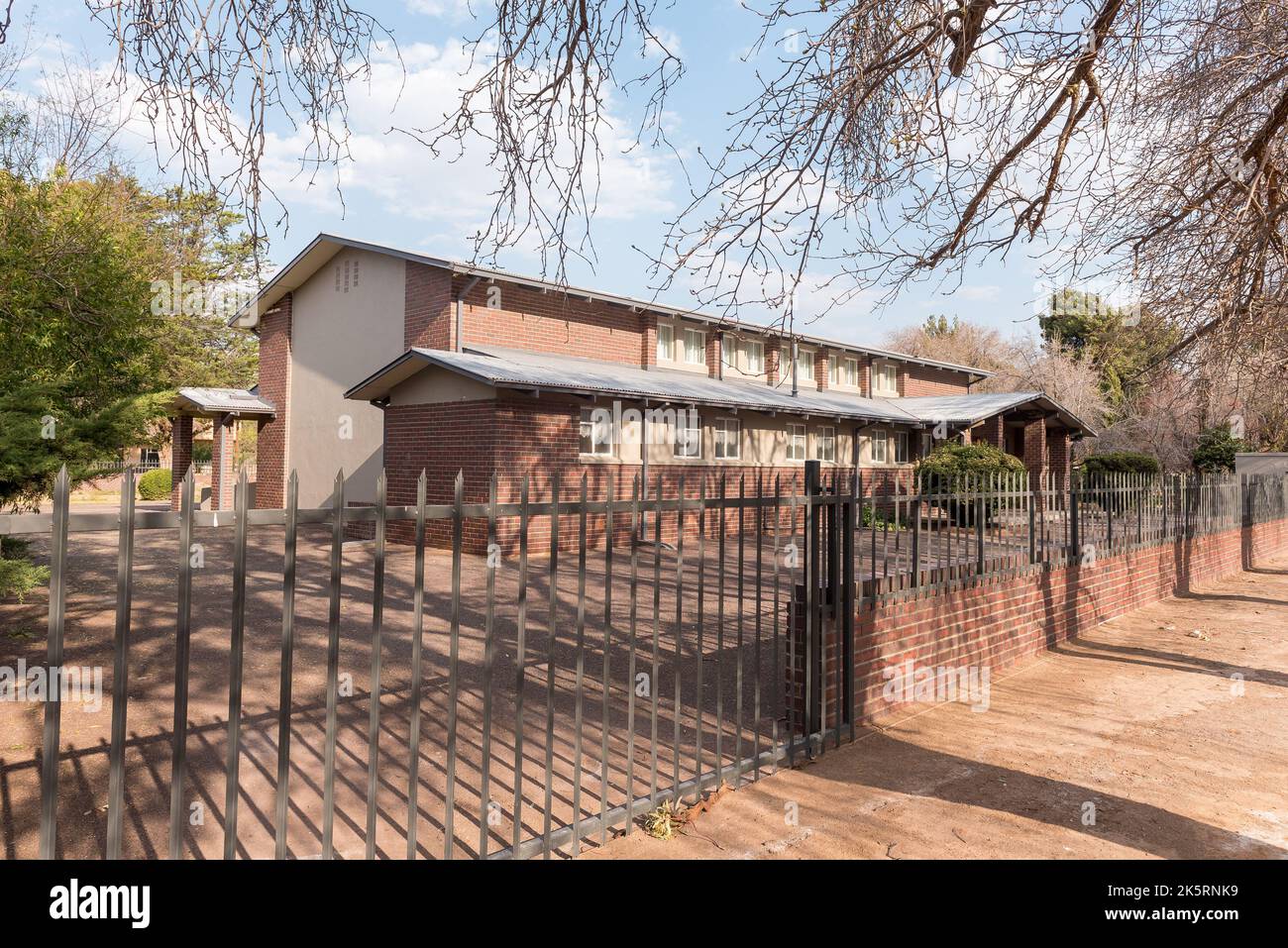 LOXTON, AFRIQUE DU SUD - SEP 2, 2022: Une scène de rue, avec la 4-Season Guest House, à Loxton dans le Cap Nord Karoo. Banque D'Images