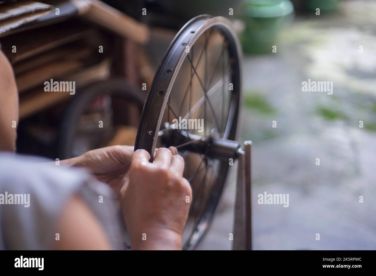 Réparation de la roue de vélo dans l'atelier, supports de roues Truing Banque D'Images