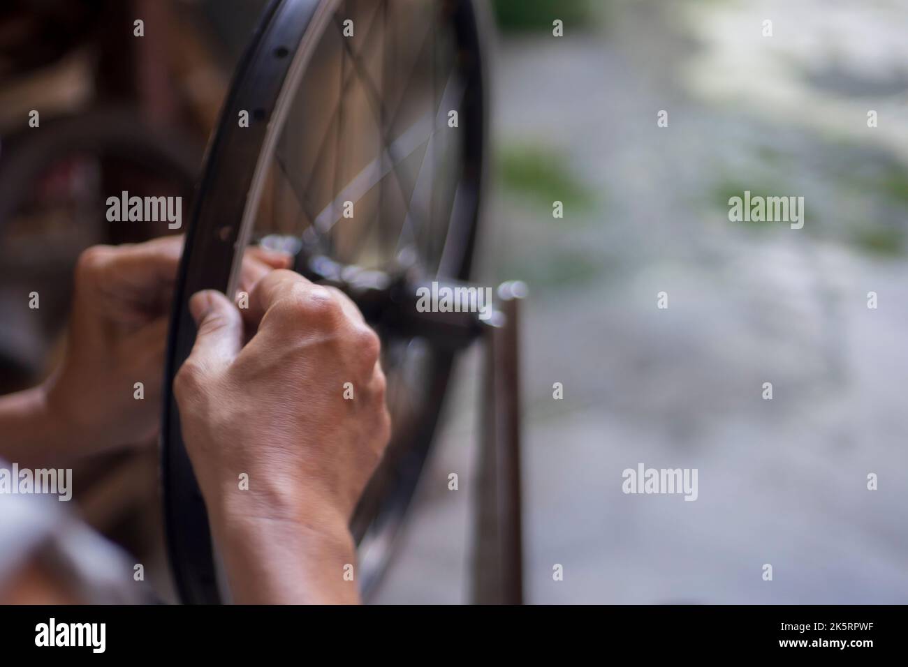 Réparation de la roue de vélo dans l'atelier, supports de roues Truing Banque D'Images