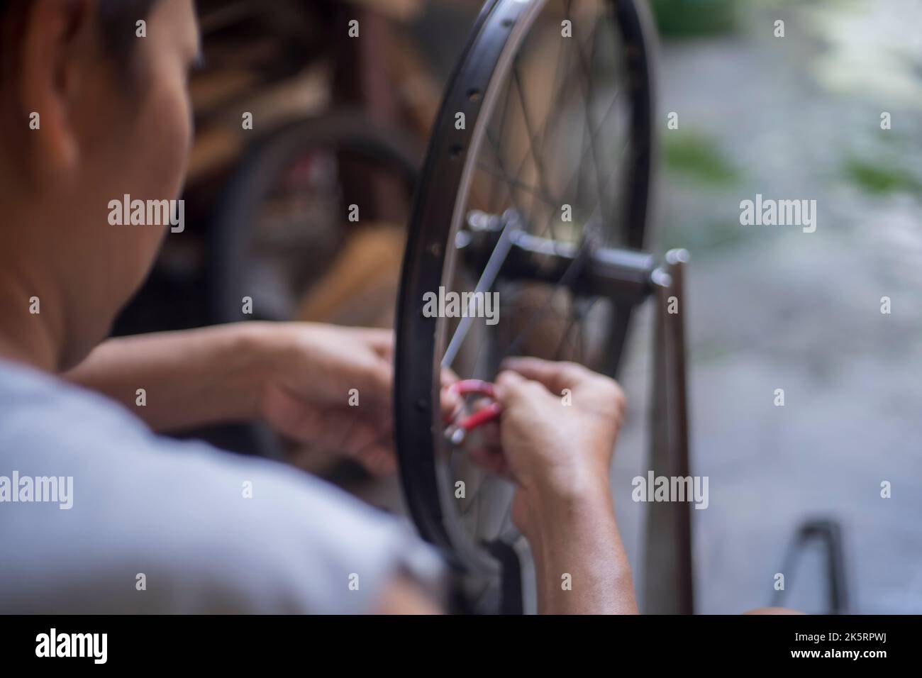 Réparation de la roue de vélo dans l'atelier, supports de roues Truing Banque D'Images
