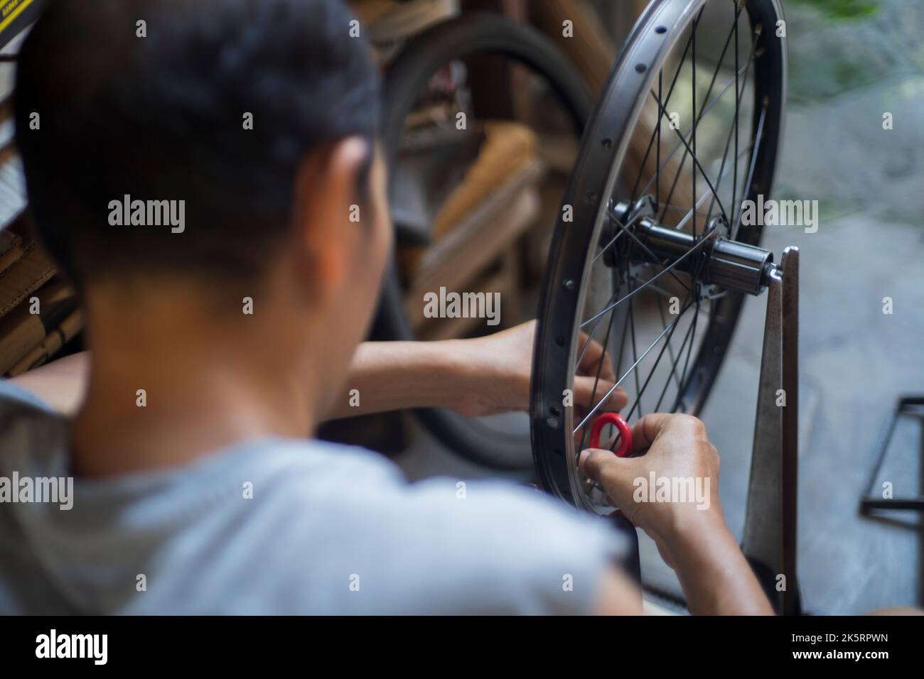 Réparation de la roue de vélo dans l'atelier, supports de roues Truing Banque D'Images