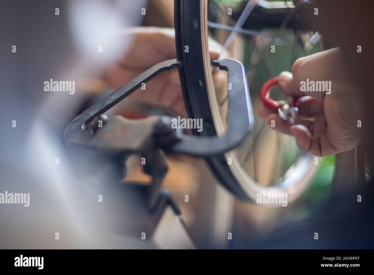 Réparation de la roue de vélo dans l'atelier, supports de roues Truing Banque D'Images