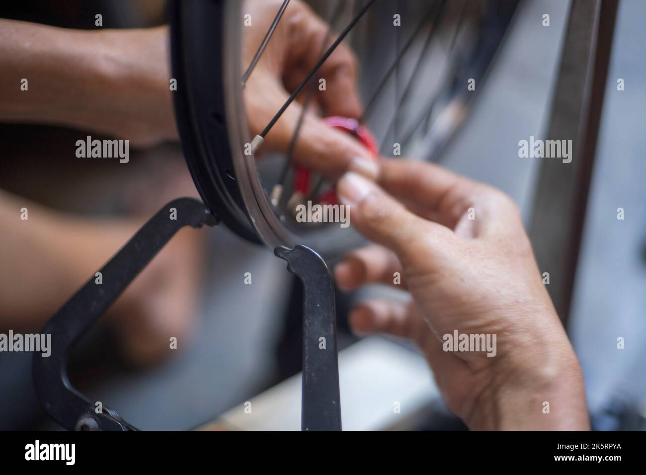 Réparation de la roue de vélo dans l'atelier, supports de roues Truing Banque D'Images