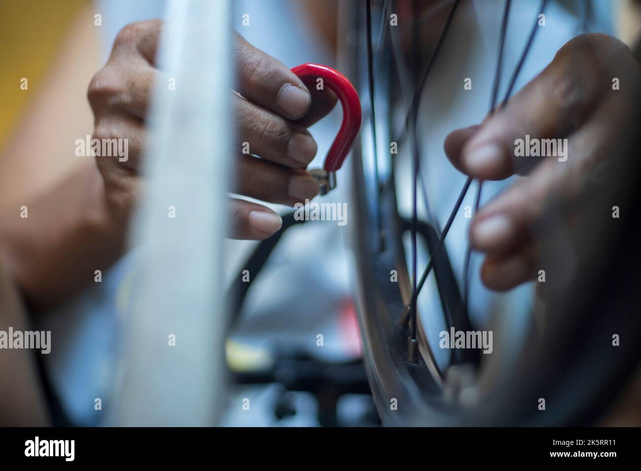 Réparation de la roue de vélo dans l'atelier, supports de roues Truing Banque D'Images