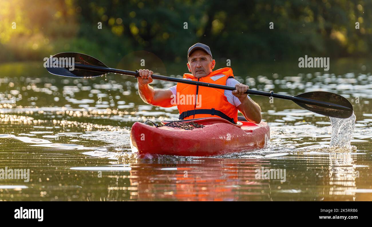 Kayak senior sur une rivière. Image du concept de sports nautiques en kayak Banque D'Images