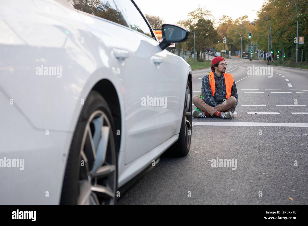 Berlin, Allemagne. 10th octobre 2022. Un membre du groupe 'dernière génération' est assis pendant un blocus sur la route du lac. Les écologistes ont annoncé d'autres blocages pour les jours à venir. Credit: Paul Zinken/dpa/Alay Live News Banque D'Images