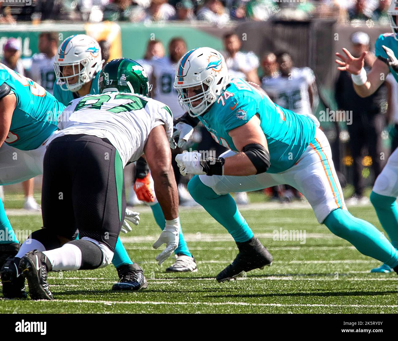 East Rutherford, New Jersey, États-Unis. 9th octobre 2022. Miami Dolphins offensant s'attaquer Liam Eichenberg (74) bloque New York Jets défensive s'attaquer Nathan Shepherd (97) lors d'un match de la NFL au stade MetLife à East Rutherford, New Jersey, le dimanche 9 octobre 2022. Duncan Williams/CSM/Alamy Live News Banque D'Images