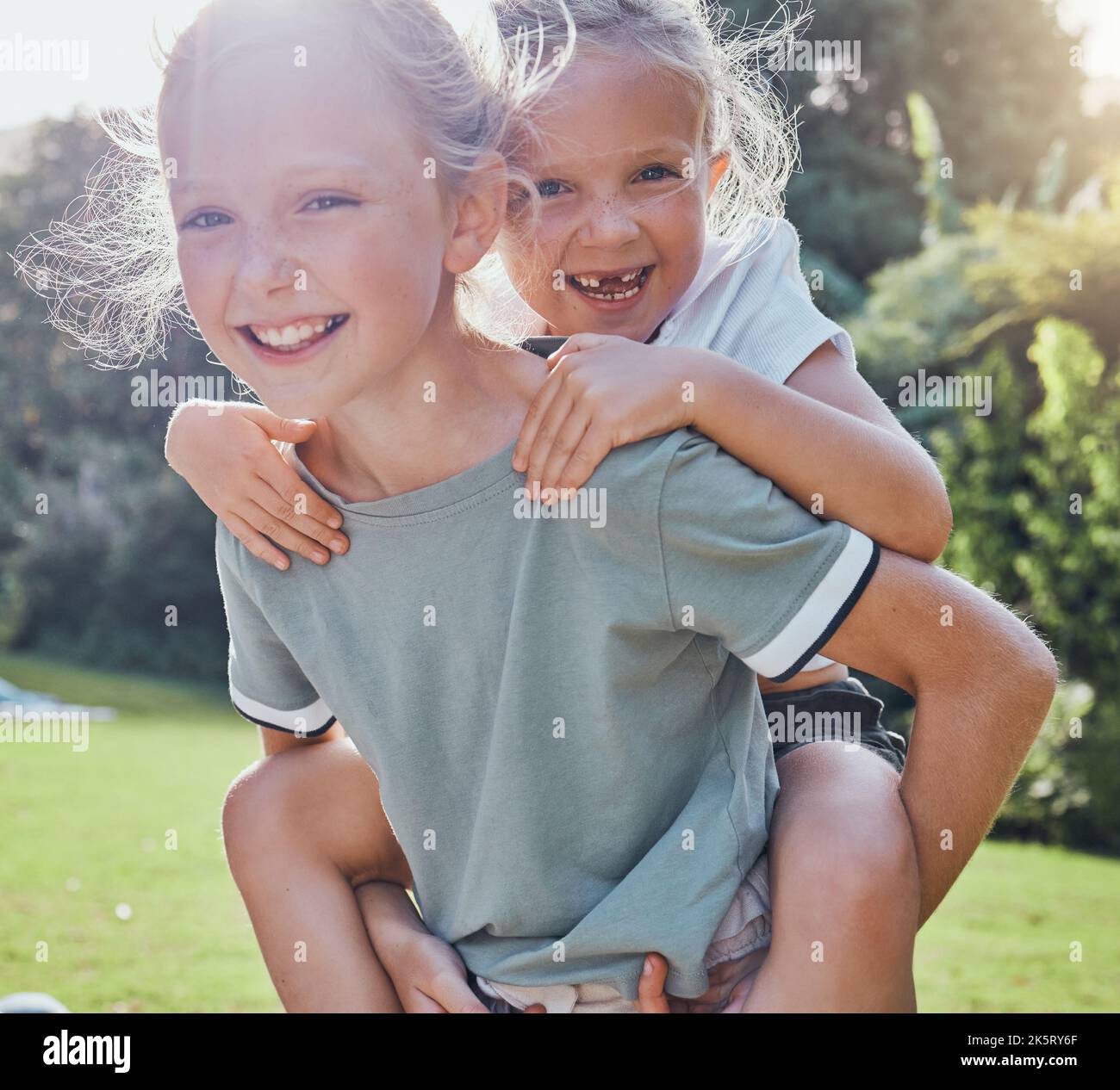 Enfants, sourire et soeur fille de dos de porc en plein air étant ludique, heureux ou se détendre ensemble pour les vacances d'été. Frères et sœurs, sœurs et jouant excités Banque D'Images