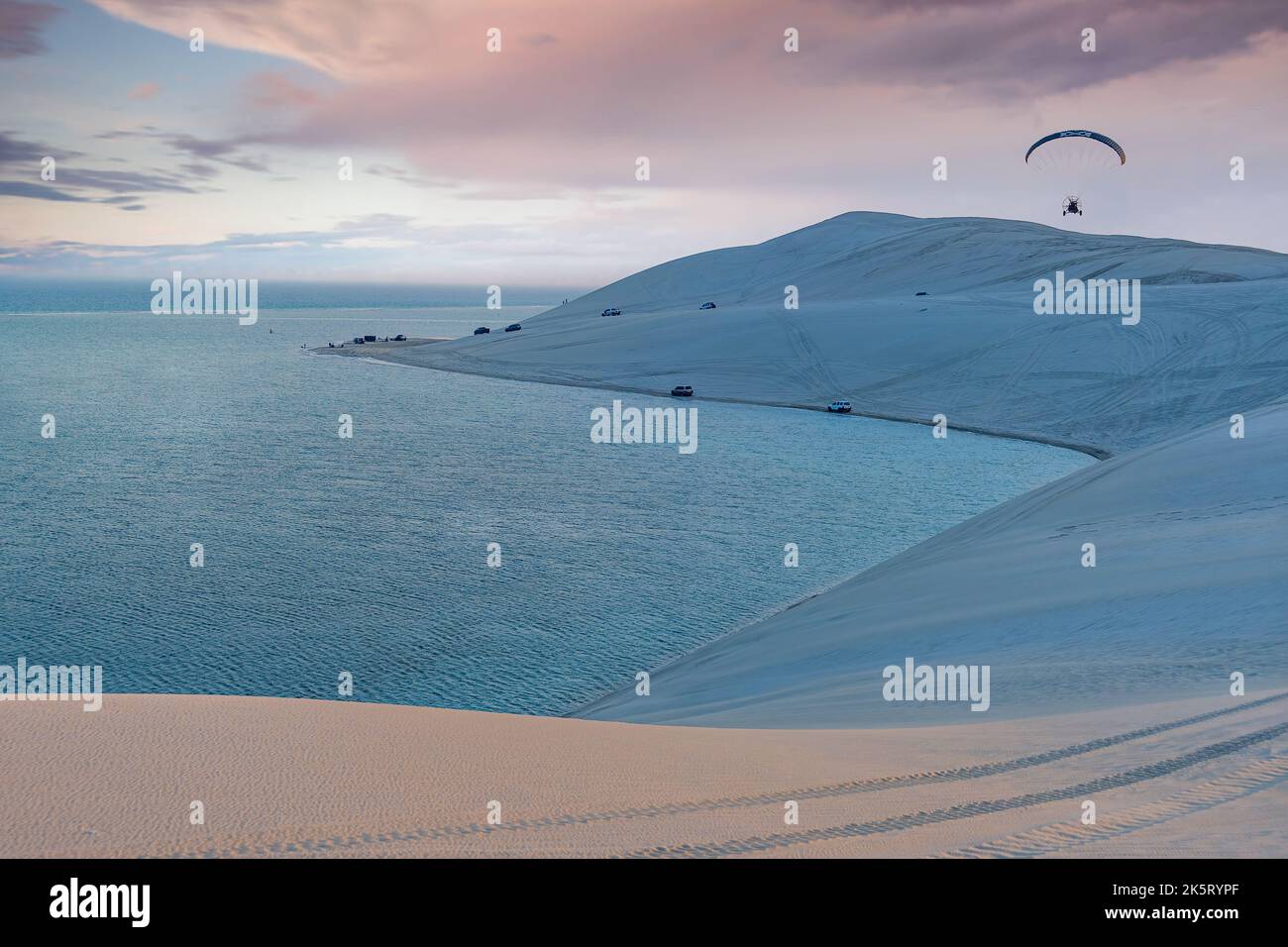 Désert au lever du soleil, lueur du matin sur les dunes de l'intérieur de la mer de la ligne de mer désert juste à la sortie de Doha, Qatar. Banque D'Images